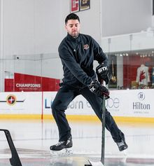 l'entraîneur Nick Orlando sur la patinoire de Hockey Etcetera