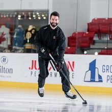 Angelo Esposito en action sur la patinoire de Hockey Etcetera