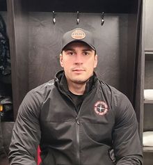 l'entraîneur Nick Orlando sur la patinoire de Hockey Etcetera