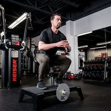 Le directeur de Junxion Performance, Marc Giroux, qui squat à l'intérieur du gym